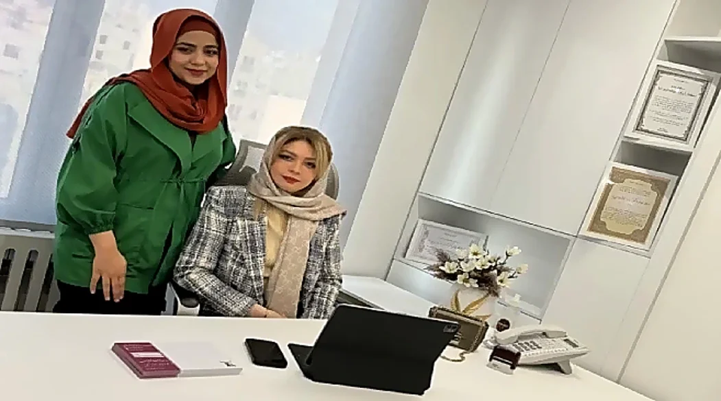 دکتر آرزو خوانساری‌نیا در مطب